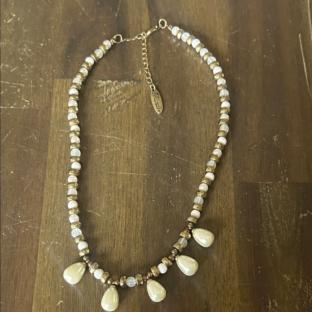 Elegant Pearl and Gold Necklace